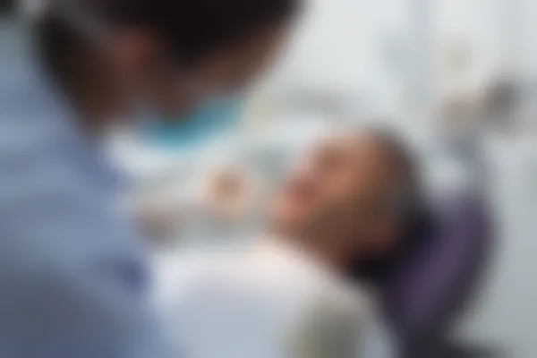 婴儿出现地包天现象的原因是什么？有什么有效的方法可以帮助矫正？